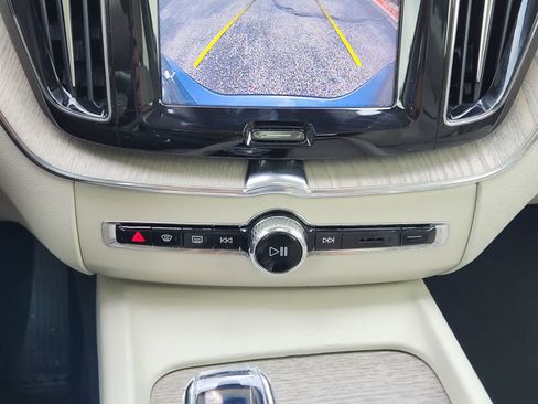 Used 2023 Volvo XC60 B5 Ultimate w/ Climate Package FWD image 18