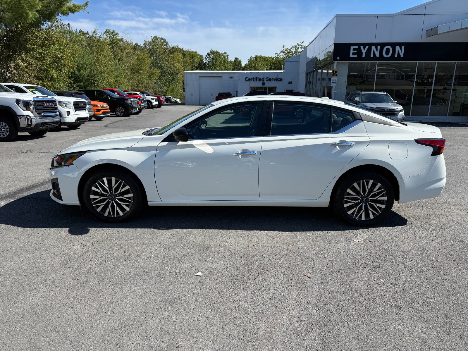 Used 2025 Nissan Altima 2.5 SV AWD/4WD image 2