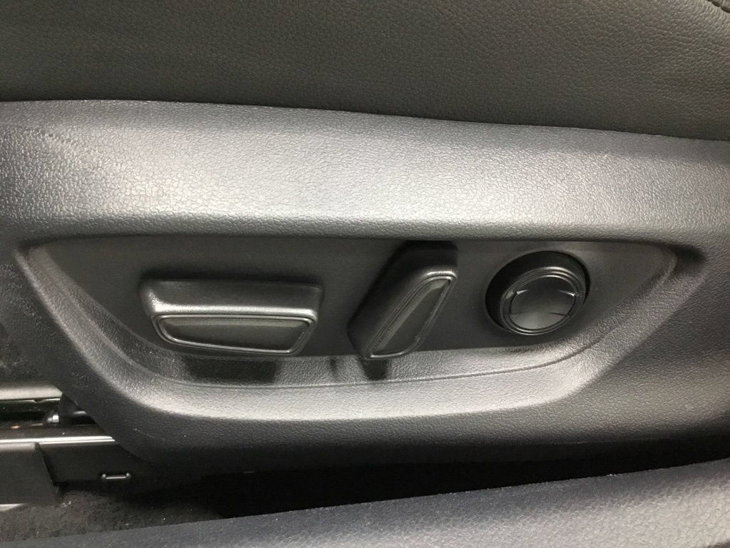 Used 2025 Toyota Camry SE FWD image 9