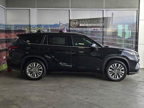 Certified 2026 Toyota Highlander Platinum AWD/4WD image 3
