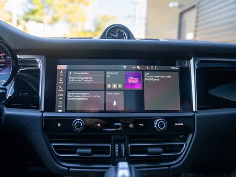 Certified 2025 Porsche Macan image 12