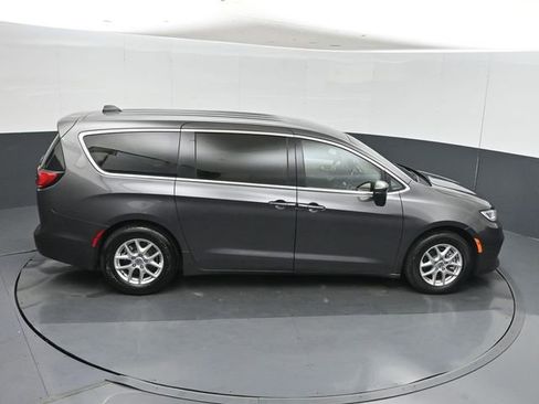 Used 2023 Chrysler Pacifica Touring-L FWD image 32