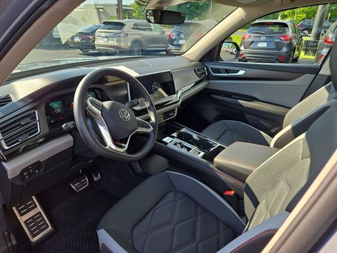 Used 2025 Volkswagen Atlas Peak Edition SE AWD/4WD image 12