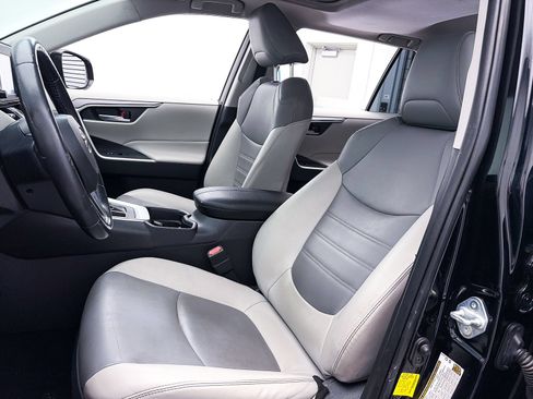 Used 2019 Toyota RAV4 XLE Premium w/ Carpet Mat Package FWD image 17