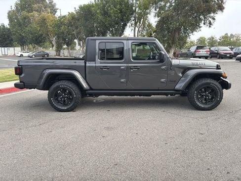 Used 2022 Jeep Gladiator Sport image 3