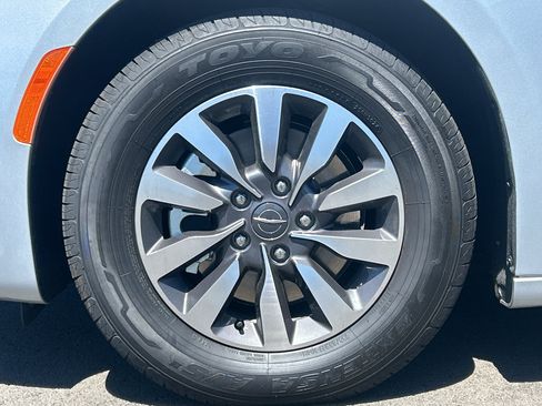 Used 2023 Chrysler Pacifica Limited w/ Uconnect Theater Family Group FWD image 12
