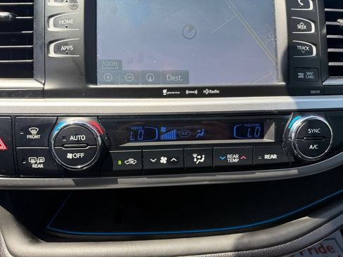 Used 2018 Toyota Highlander SE AWD/4WD image 24