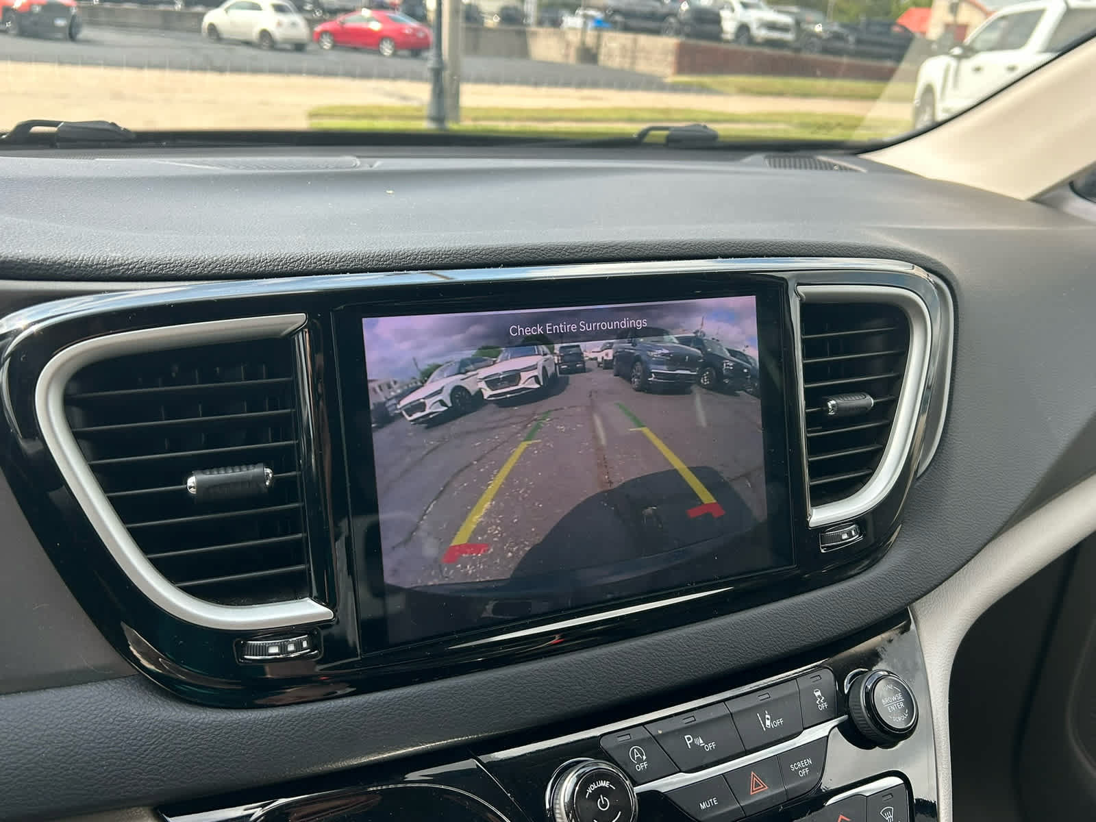 Used 2024 Chrysler Pacifica Touring-L FWD image 33