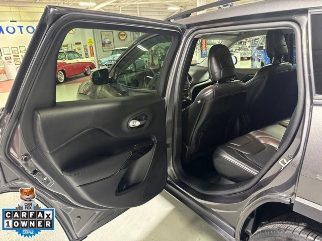 Used 2019 Jeep Cherokee Latitude Plus AWD/4WD image 30