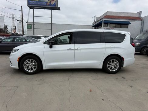 Used 2024 Chrysler Pacifica Touring-L FWD image 4