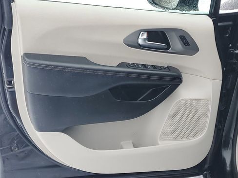 Used 2022 Chrysler Pacifica Touring-L image 10