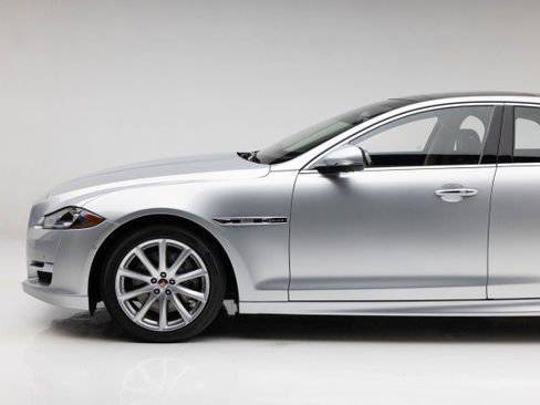 Used 2016 Jaguar XJ R-Sport image 21