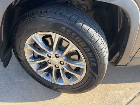 Used 2019 Jeep Cherokee Latitude Plus w/ Cold Weather Group image 36