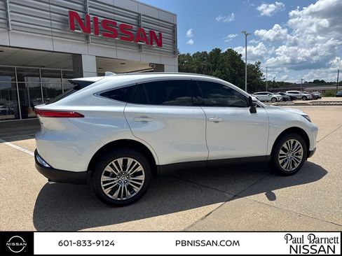 Used 2023 Toyota Venza XLE AWD/4WD image 7