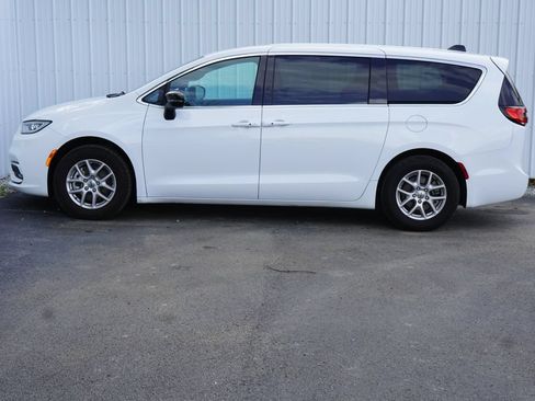 Used 2025 Chrysler Pacifica Select FWD image 3