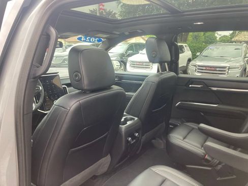 Certified 2024 GMC Acadia Elevation w/ Luxury Package AWD/4WD image 19