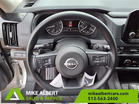 Used 2024 Nissan Pathfinder S image 21