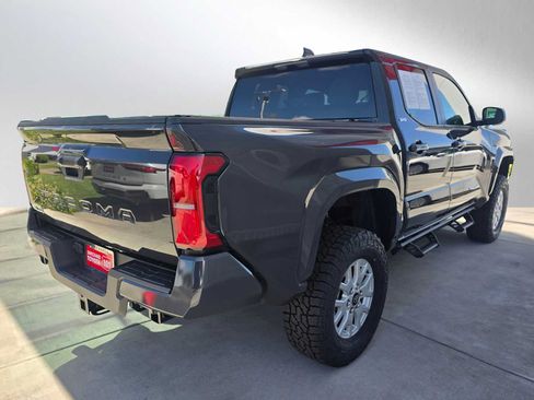 Used 2025 Toyota Tacoma SR5 AWD/4WD image 10