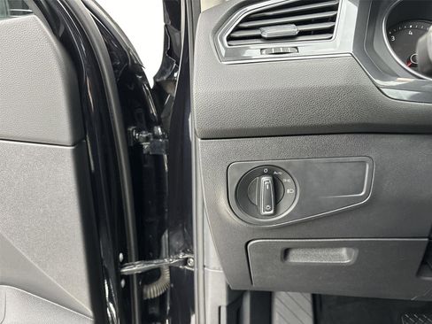 Used 2020 Volkswagen Tiguan SE image 31