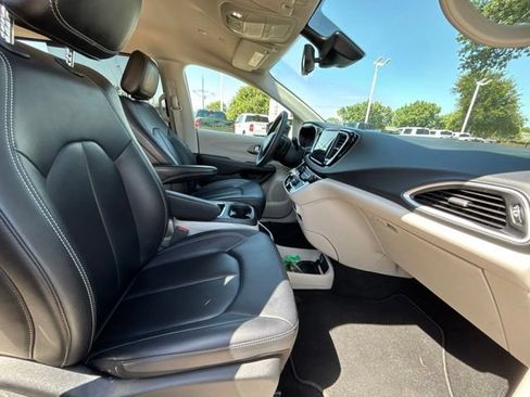 Used 2024 Chrysler Pacifica Touring-L FWD image 10