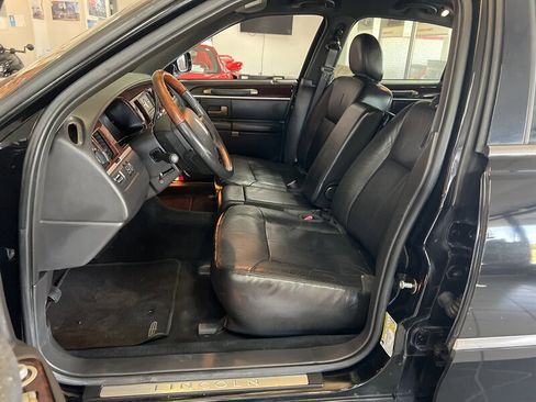 Used 2009 Lincoln Town Car Signature Limited image 9