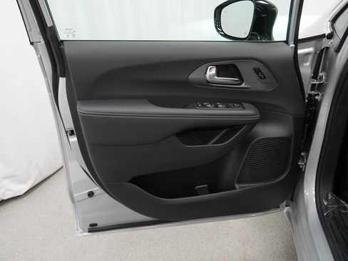 New 2026 Chrysler Pacifica Select image 27