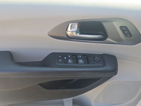 Used 2023 Chrysler Pacifica Touring-L FWD image 16