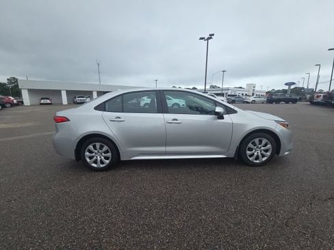 Used 2024 Toyota Corolla LE FWD image 9