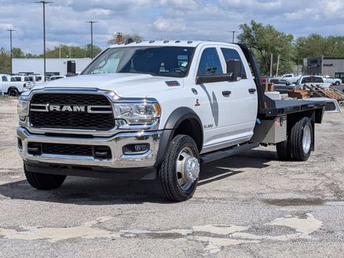 Used 2022 RAM 5500 Tradesman w/ Chrome Appearance Group AWD/4WD image 3