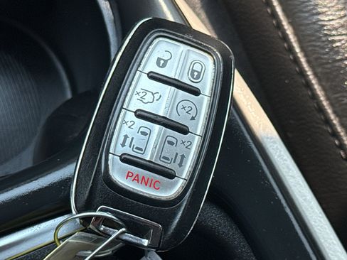 Used 2018 Chrysler Pacifica Touring-L w/ Tire & Wheel Group FWD image 36