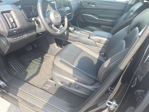 Used 2024 Nissan Pathfinder SL FWD image 3