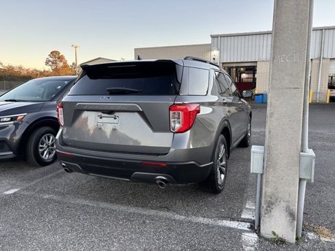 Used 2022 Ford Explorer XLT w/ Equipment Group 202A image 3