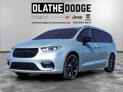 New 2026 Chrysler Pacifica Select image 1