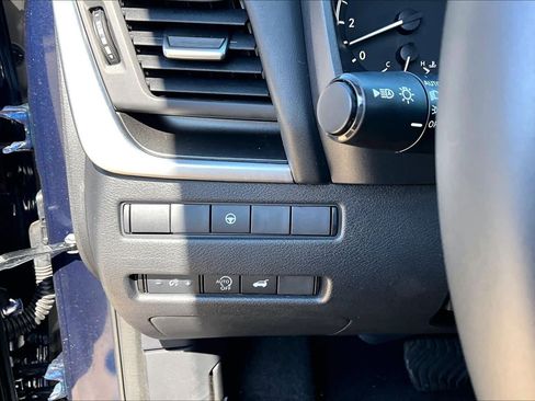 Certified 2025 Nissan Rogue SV AWD/4WD image 32