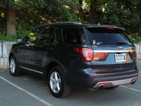 Used 2017 Ford Explorer XLT w/ Equipment Group 202A AWD/4WD image 7
