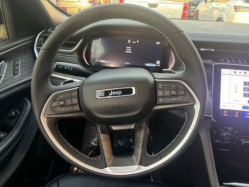 Used 2024 Jeep Grand Cherokee Limited image 14