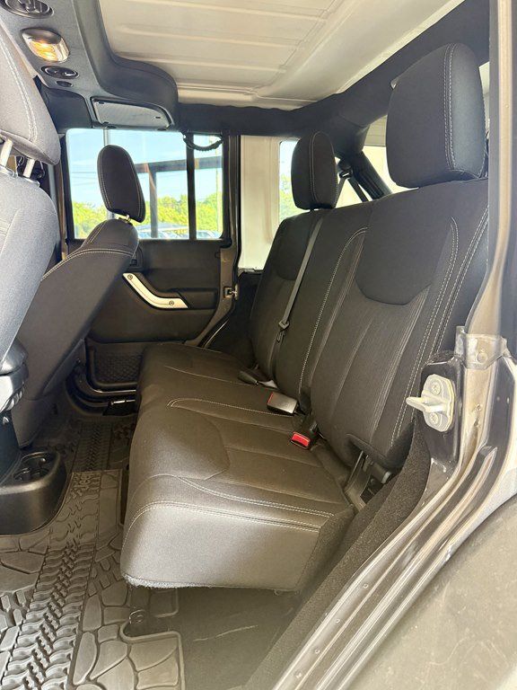 Used 2017 Jeep Wrangler Unlimited Rubicon w/ Connectivity Group AWD/4WD image 16