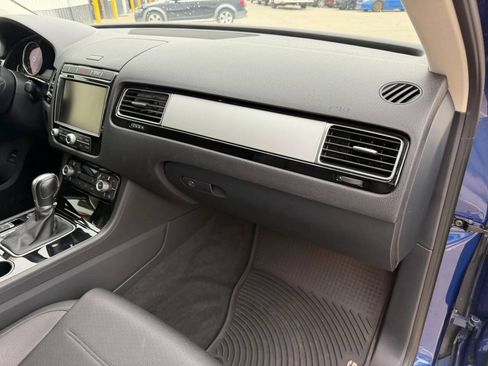 Used 2016 Volkswagen Touareg Sport AWD/4WD image 24