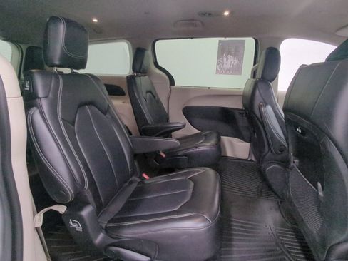 Used 2023 Chrysler Pacifica Touring-L FWD image 30