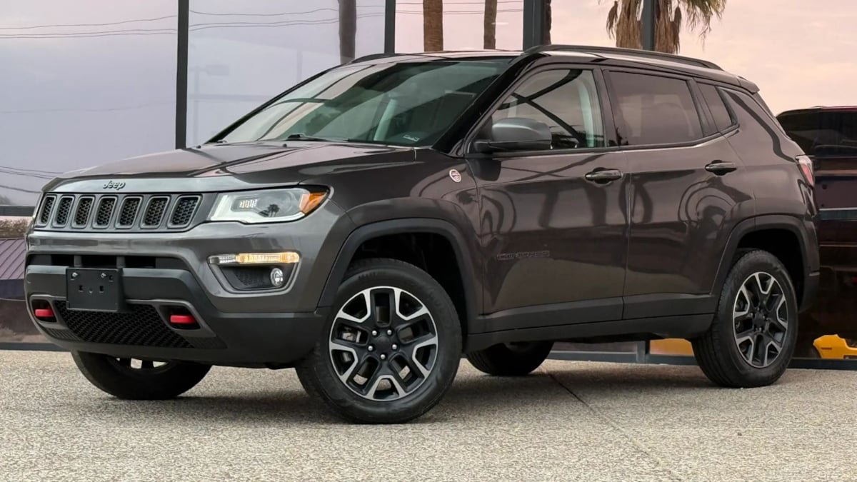 Used 2019 Jeep Compass Trailhawk w/ Leather Interior Group AWD/4WD image 3