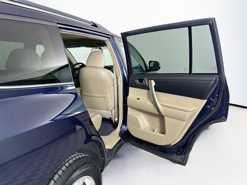 Used 2012 Toyota Highlander SE w/ Tow Pkg image 32
