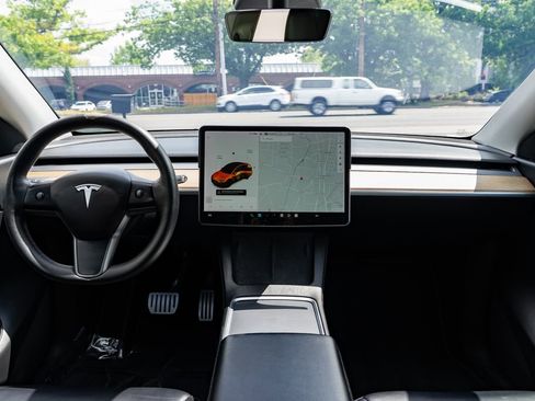 Used 2022 Tesla Model Y Performance AWD/4WD image 9