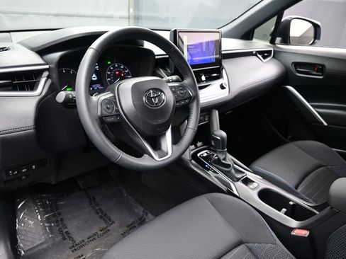 Used 2024 Toyota Corolla Cross SE image 12