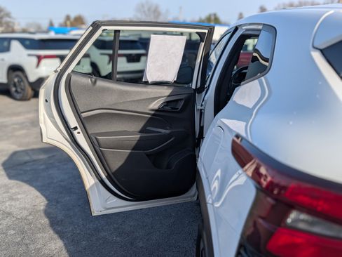 Used 2024 Chevrolet Trax RS w/ Sunroof Package image 31