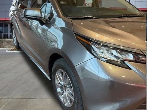 Used 2022 Toyota Sienna LE image 1