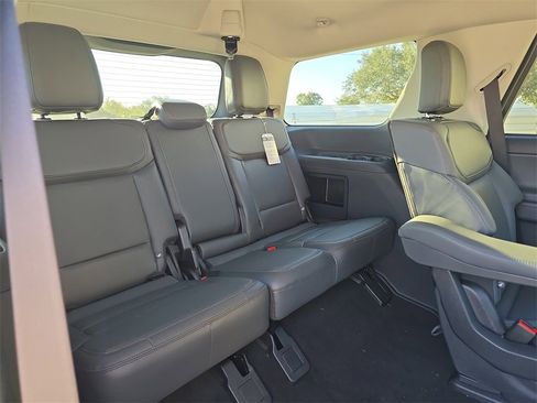 New 2025 Ford Expedition Active image 12