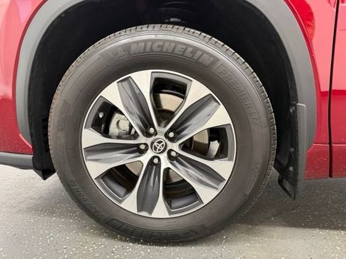 Used 2023 Toyota Highlander XLE AWD/4WD image 19