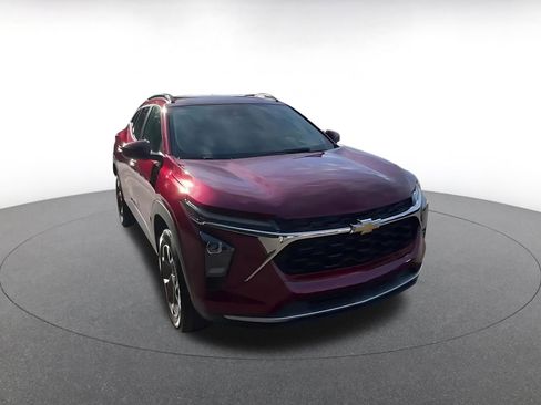 Used 2025 Chevrolet Trax LT w/ LT Convenience Package image 3