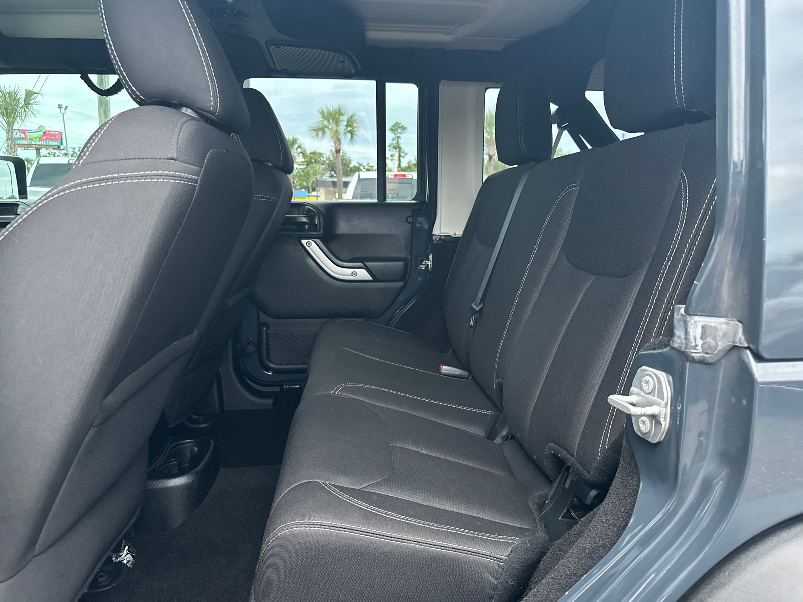 Used 2018 Jeep Wrangler Unlimited Rubicon w/ Cold Weather Group AWD/4WD image 14