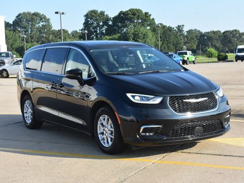 Used 2024 Chrysler Pacifica Touring-L FWD image 3